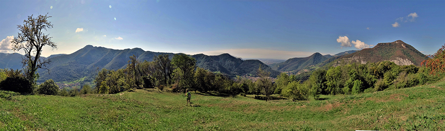 Vista dai prati di Cassarielli verso la conca di Zogno e il Cnato Alto a sx , verso il roccolo al centro e verso i monti Ubiale e Ubione a dx